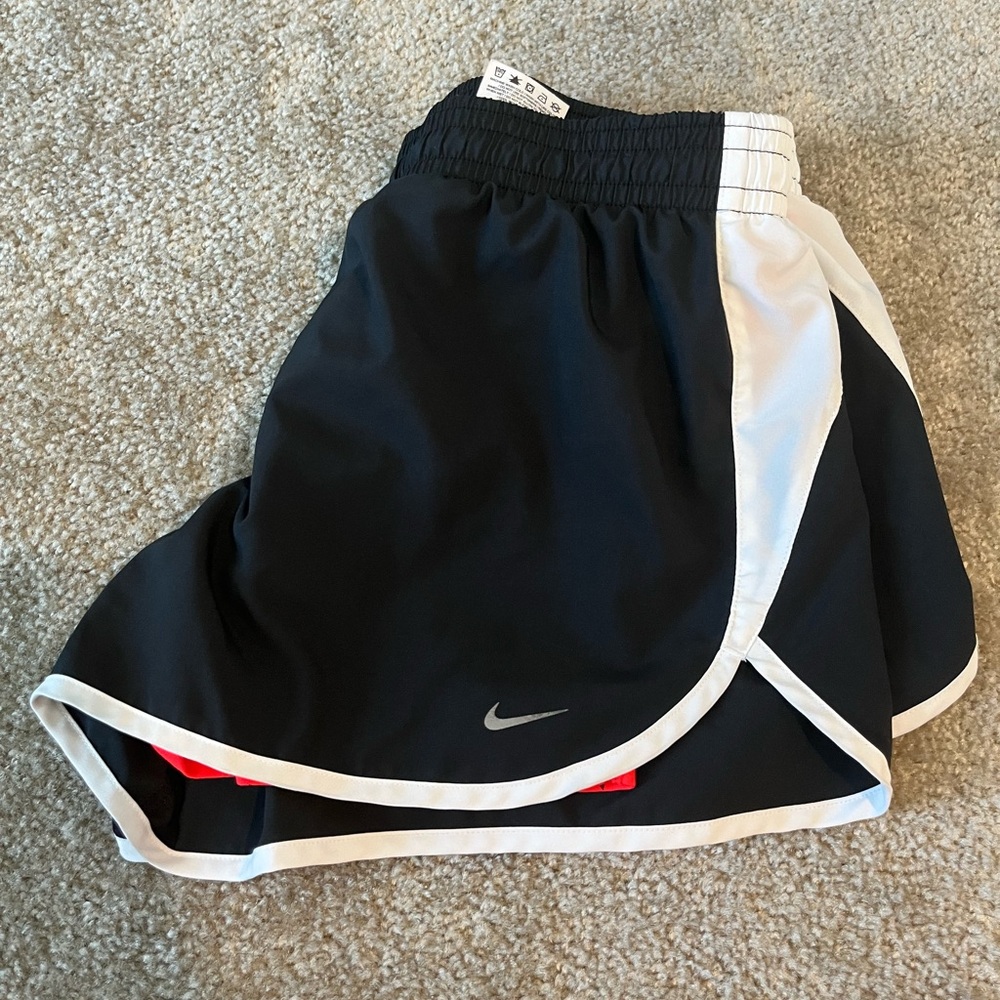 Good condition women’s Nike shorts. Build in spandex shorts. Size L
